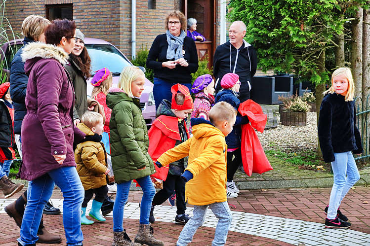 Aankomst van de Sint en zijn Zwarte Pieten in Waarder_048